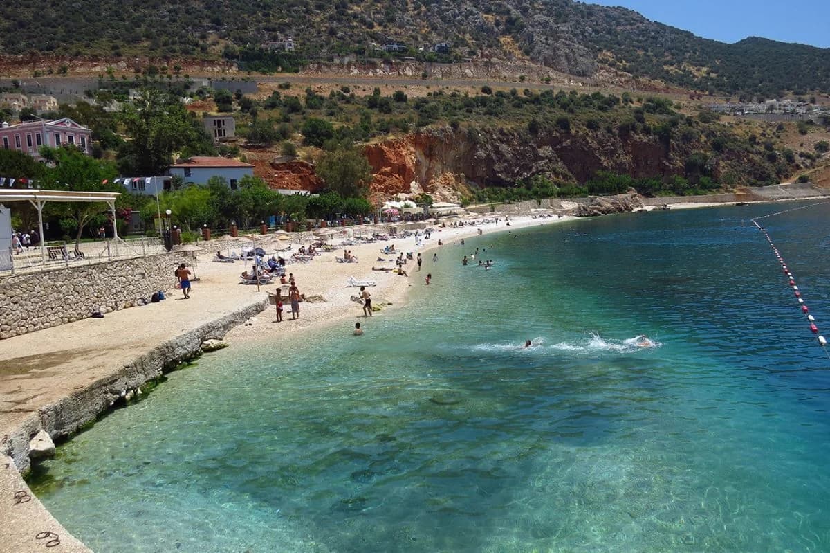 Kalkan Halk Plajı Rehberi: Merkezde Akdeniz’in Tadını Çıkarın