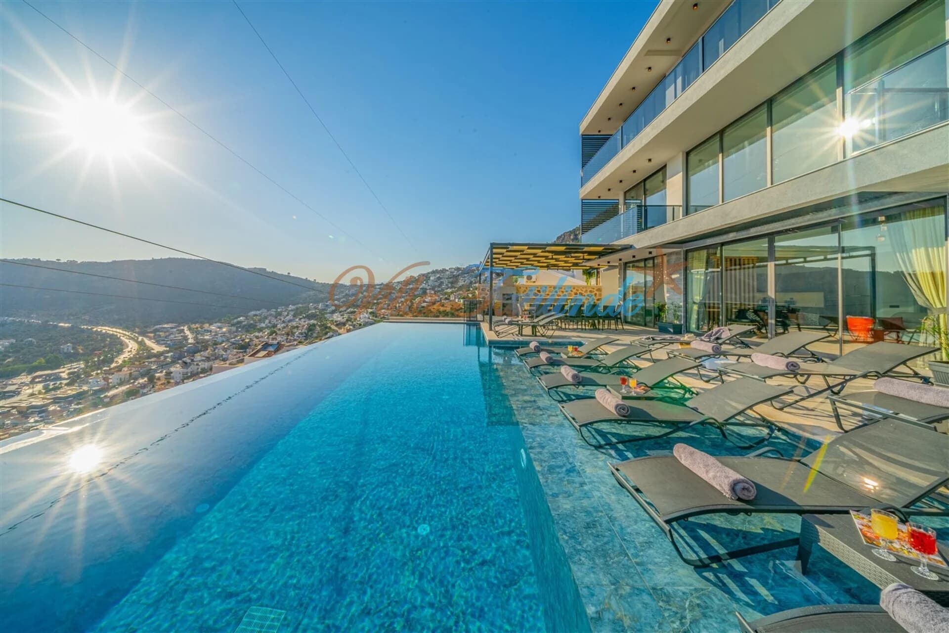 Kalkan’da Geniş Aile ve Arkadaş Grupları İçin Lüks Villa Tatili Rehberi