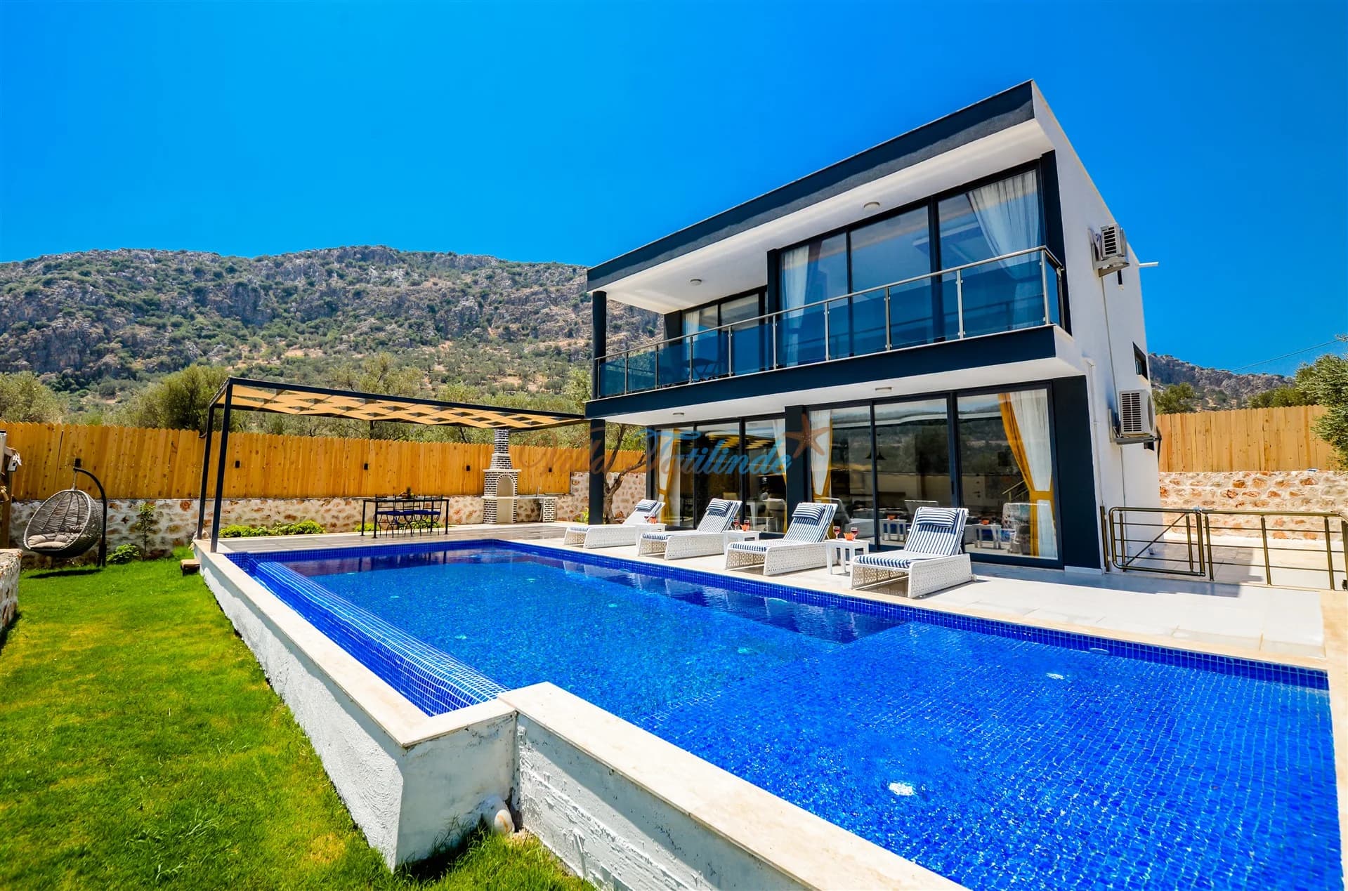 Villa Black Rose